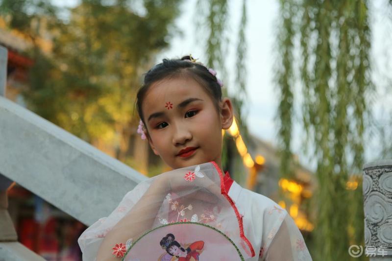 兰州老街遇到的一名小莎莎非常可爱