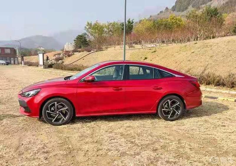 来一波街拍的名爵5和名爵6.没办法啦!