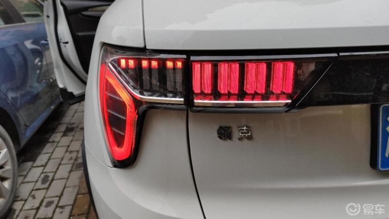 领克01的尾灯官方命名为能量晶体,造型是内部一个个方形的led灯,尤其