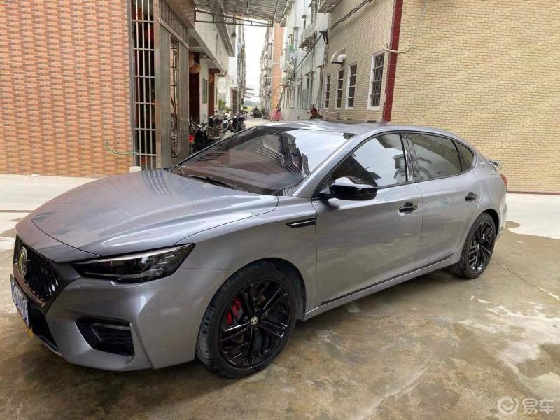 来一波多角度的街拍吧这一代的名爵5和名爵6设计十分迎合当代的年轻人