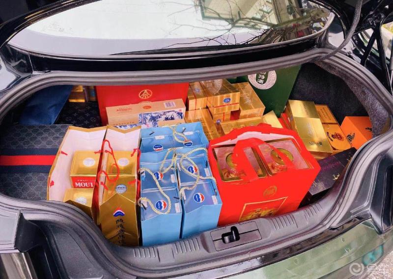 后备箱里的年货回家过年就应该装满后备箱给家人亲戚朋友带上最好的