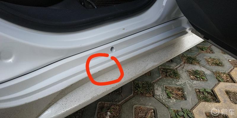 想问问老司机,后门这一块,是不是塑料的呀?