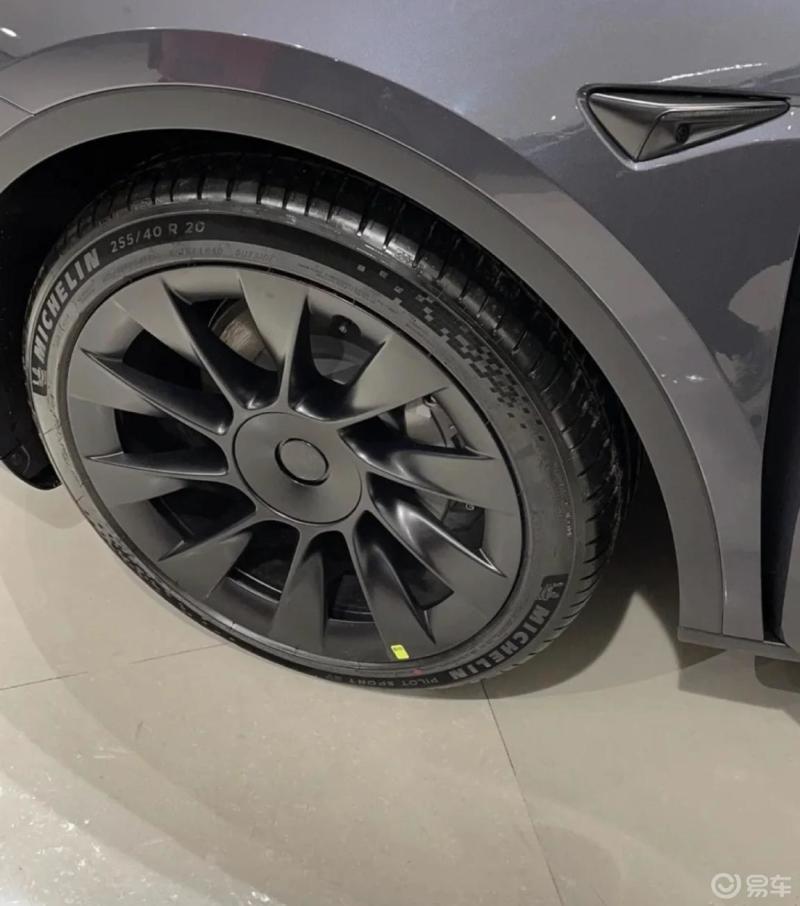 特斯拉modely选19吋轮毂还是加8千选20吋轮毂