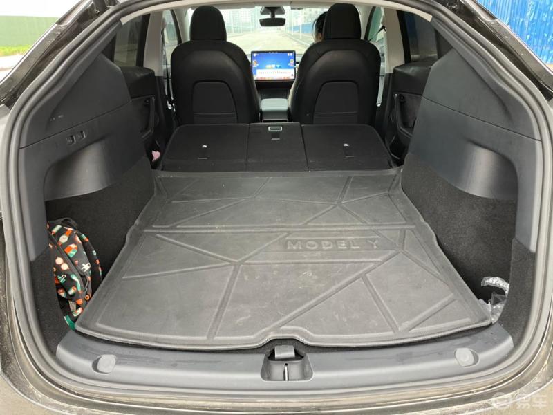 特斯拉modely的空间真是大腿部空间很大后座放倒轻松变床后备箱盖板下