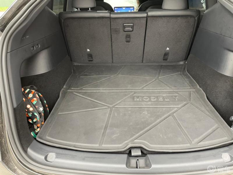 特斯拉modely的空间真是大腿部空间很大后座放倒轻松变床后备箱盖板下