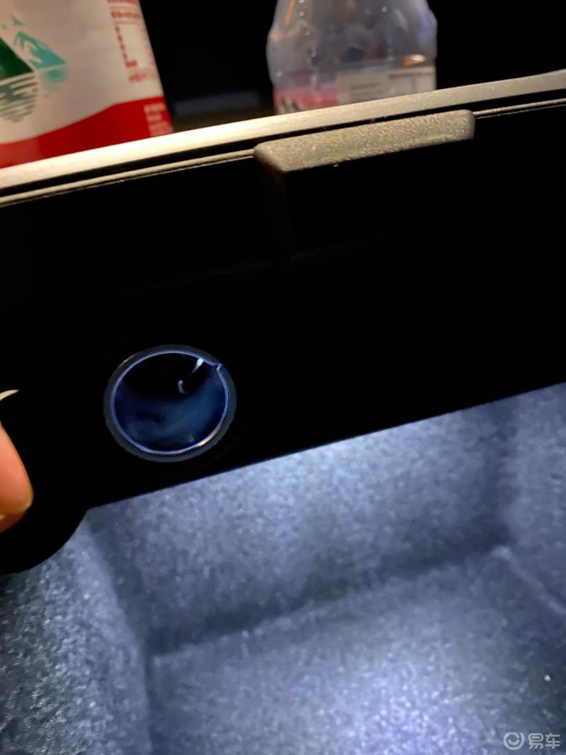 特斯拉modely接口配置简直少的有些可怜了吧全车仅4个typec接口