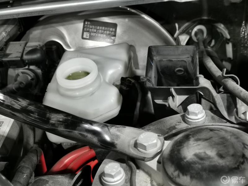 55000km宝马x1更换制动液作业