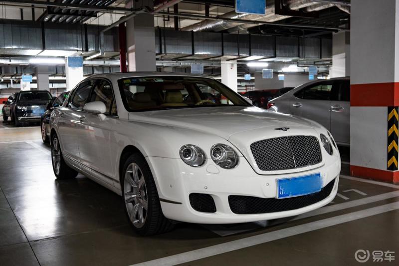 随手拍城市里的街边豪车# 大宾利欧陆,气势十足,不怒自威