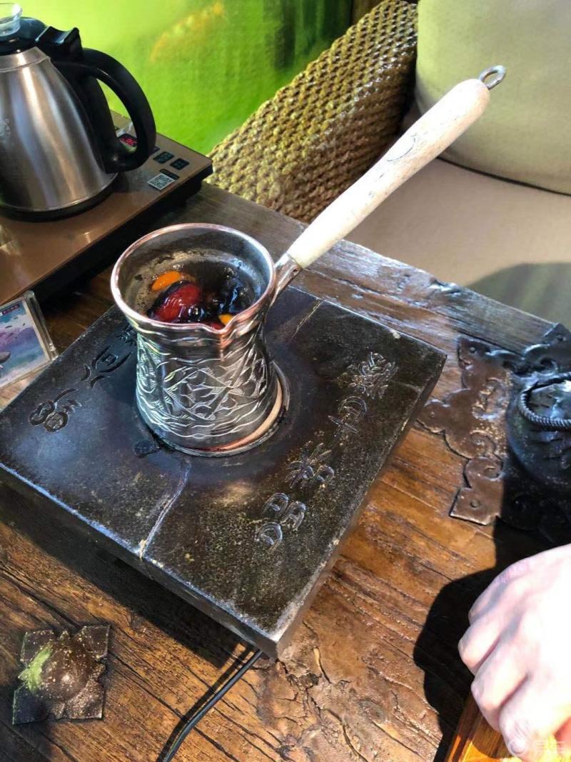 看着河,喝着茶,惬意甘肃特色罐罐茶,味道好极了