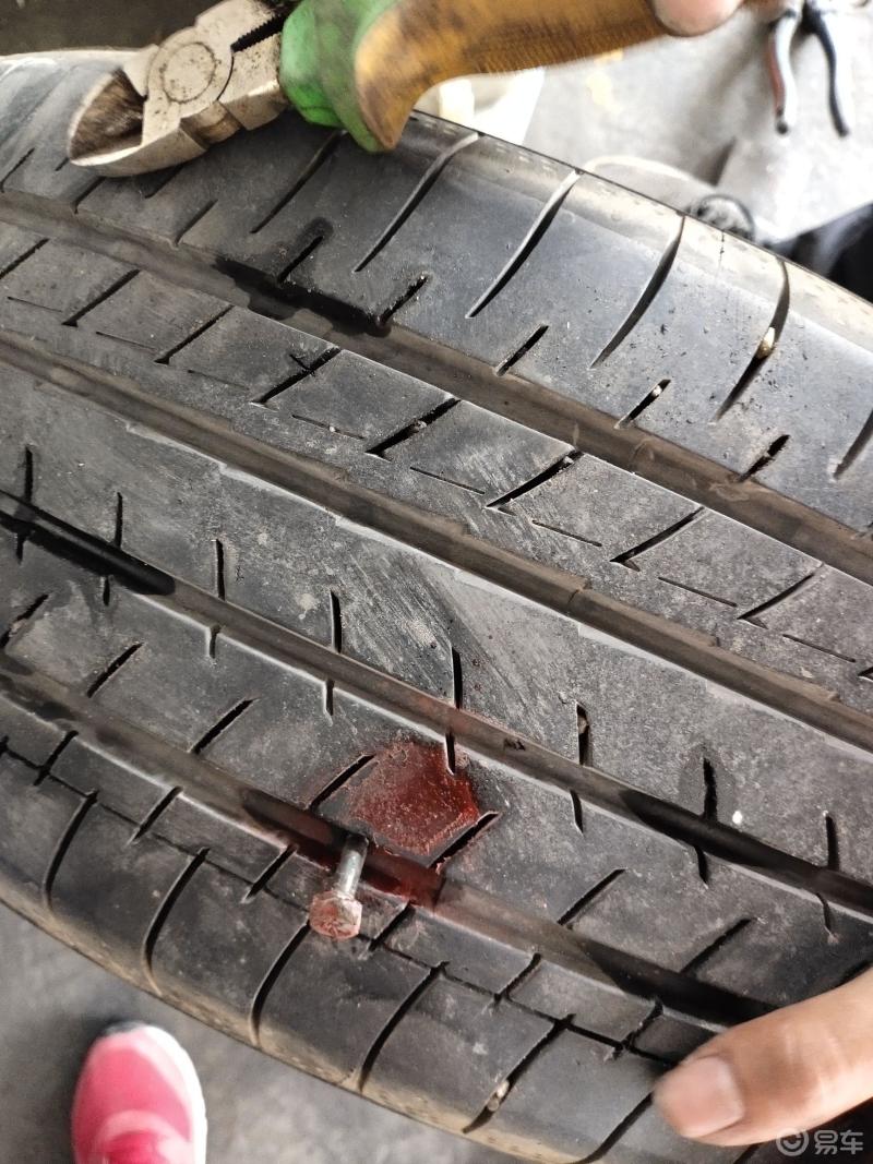 可怜的小雷,跟着我受苦受累了,被一颗螺丝刀狠狠地扎进了轮胎,等我有