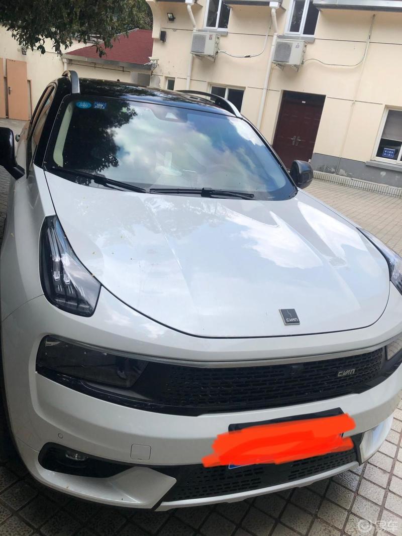 领克01的颜值还是十分在线的白色车身典雅大气又耐看而且领克车型本身