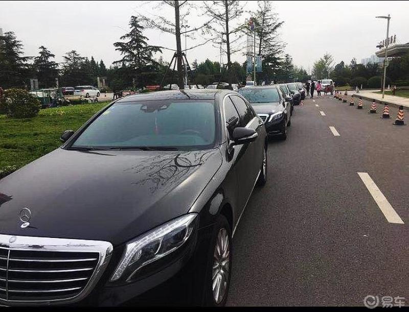 随手拍城市里的街边豪车奔驰车队