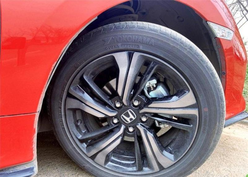 这个17寸的轮毂不仅彰显了这款思域的动力性能,而且轮毂造型像四堆