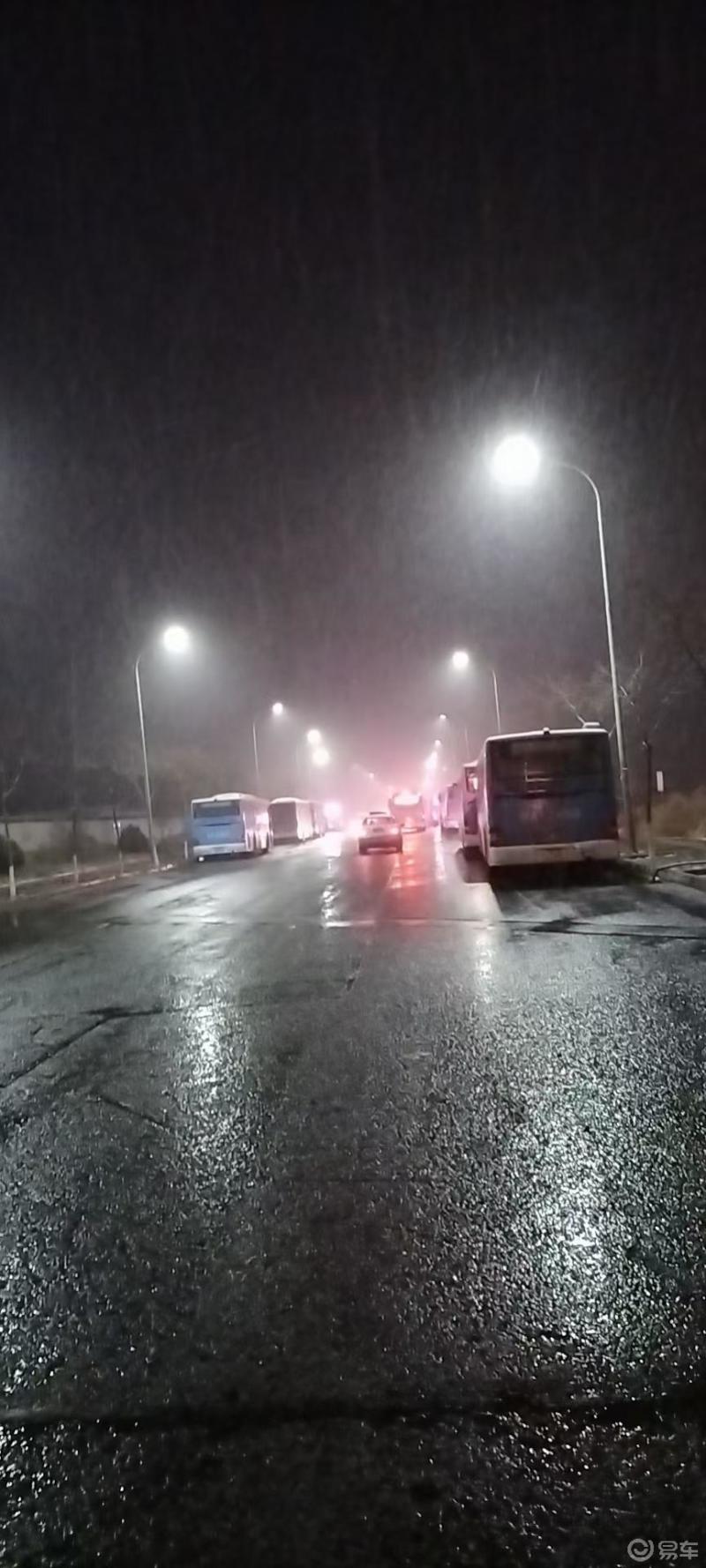 凌晨风雨声沙尘去无踪经历了三天的强沙尘暴天气,今天凌晨终于迎来了