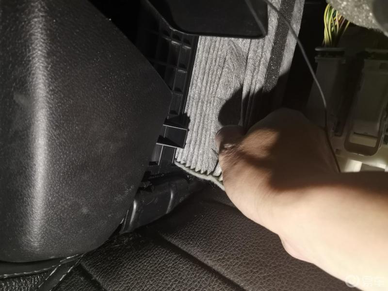 12款福克斯自己动手更换空调滤芯方法
