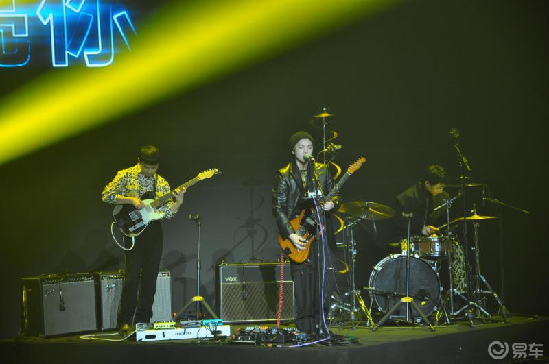 预热现场等待id4x闪亮登场乐队激情演绎