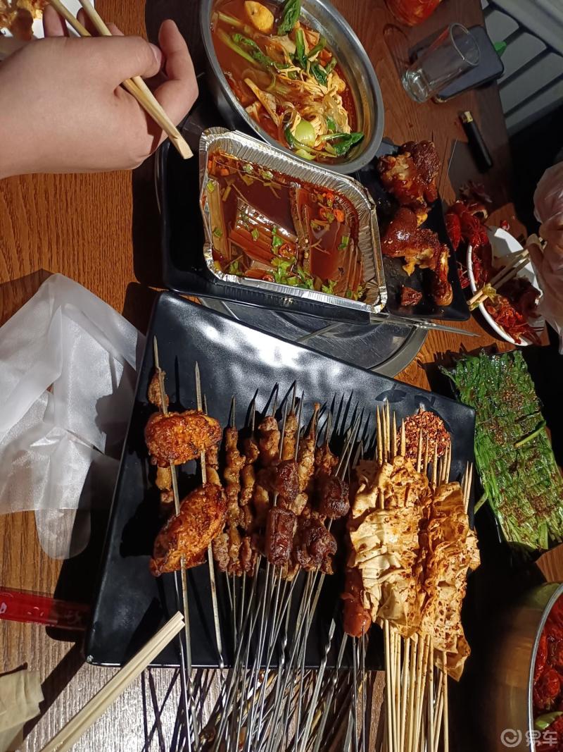 吃饭了没?今天健身房休息关门了 但是夜宵不能少东北烧烤走一走.