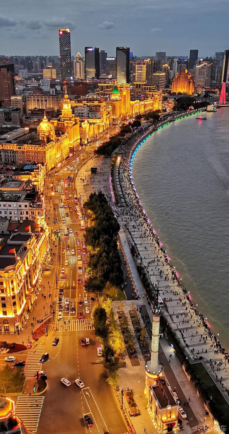 灯火璀璨的外滩万国建筑群