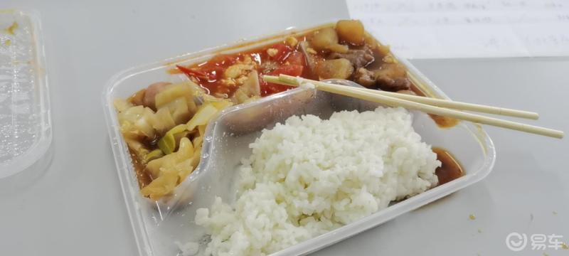 单位的盒饭凑合吃吧