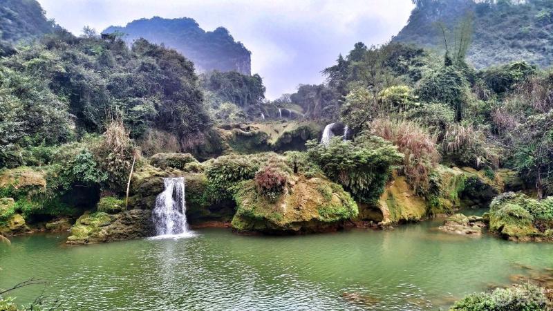 航拍爱布瀑布爱布瀑布群风景区位于广西靖西市东南部16公里属于化峒镇