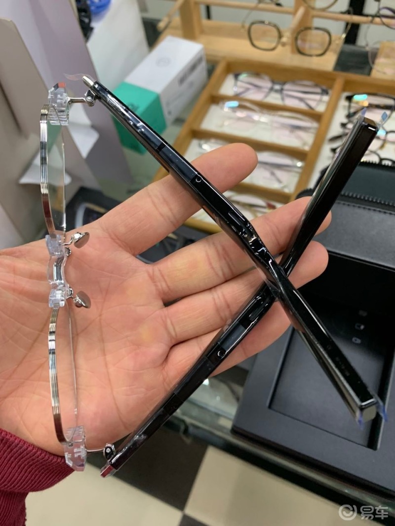 华为联名gm新款职能眼镜新款的镜框设计提升很多镜腿不