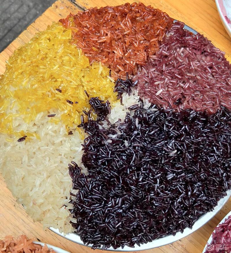 三月三来啦大家吃五色糯米饭了吗五彩糯米饭是布依族壮族等许多民族的