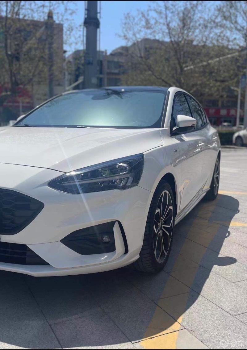 当初选择白色车身是给人一种明亮的感觉白色有两种珍珠白和象牙白它们