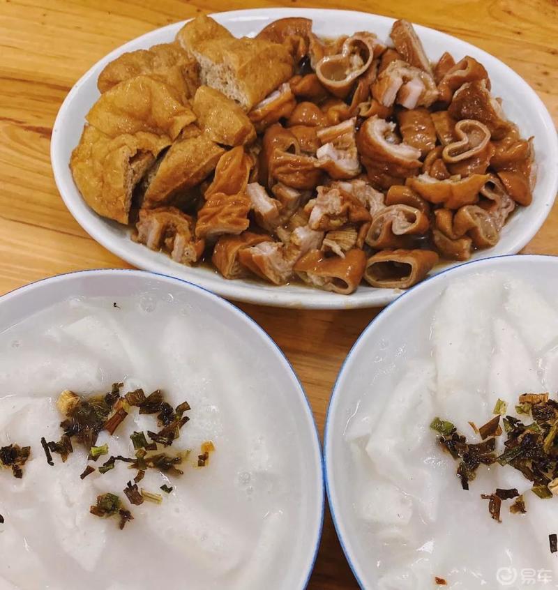 潮汕的粿汁的主要原料是粿汁皮,一般呈菱形小块的形状,它是由米浆放