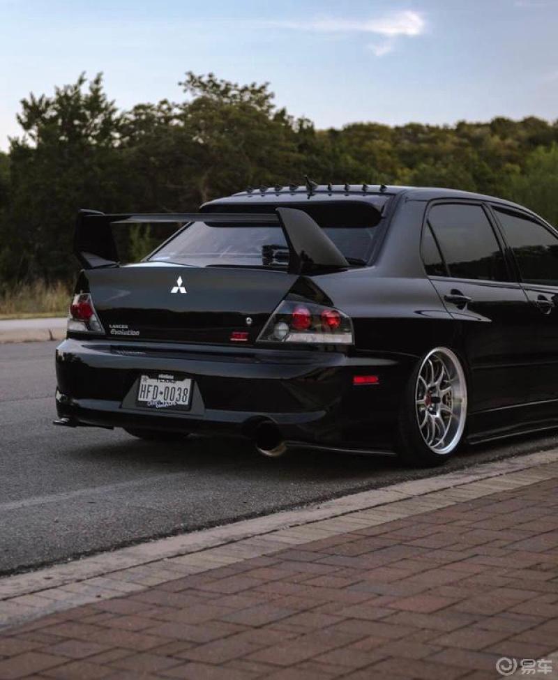 开着三菱evo每次开车去加油,都遇见这样的人,告诉加98,非得来一句:用