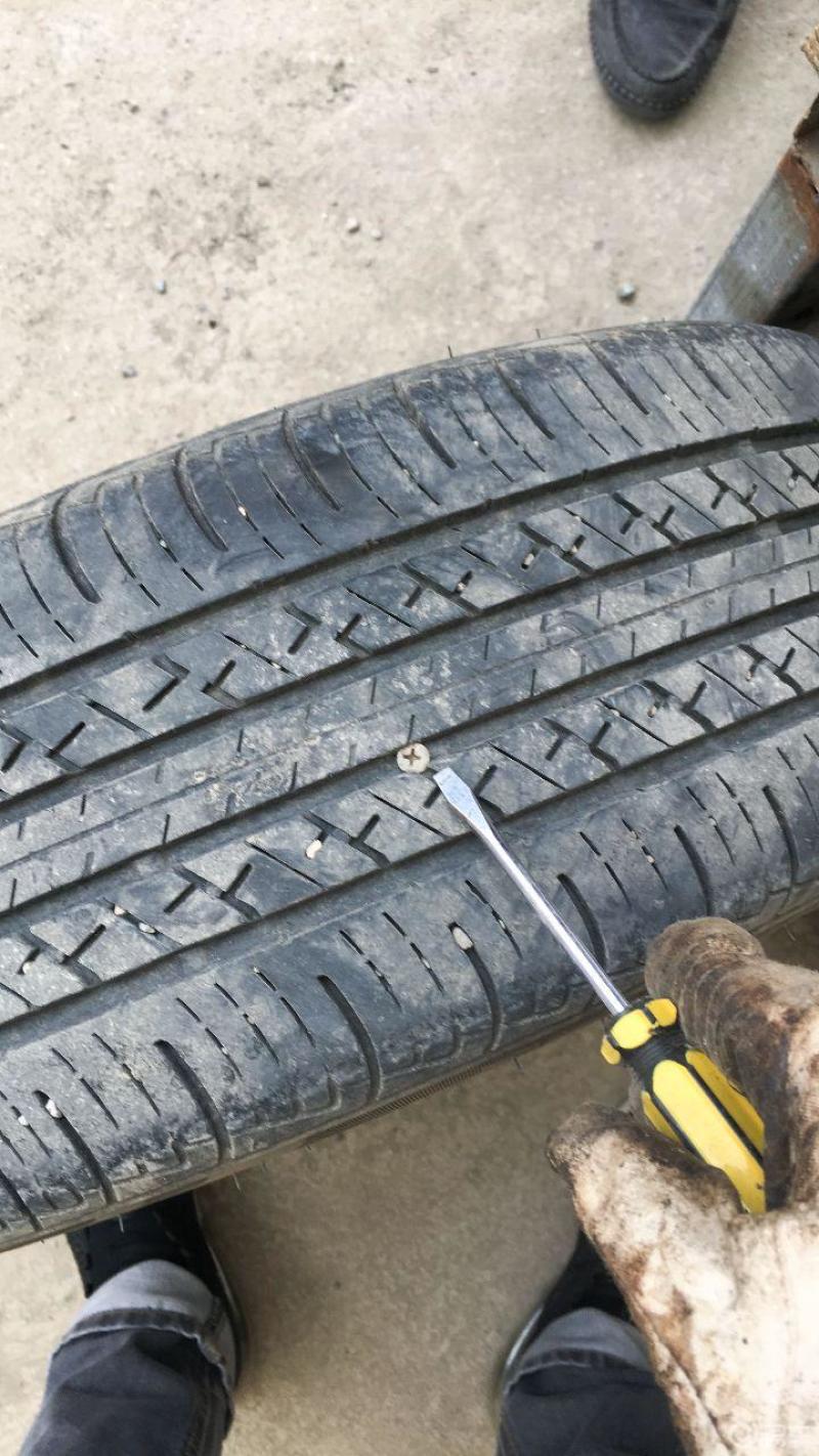 轮胎又被扎了自己动手补吧网购了补胎胶条拔出被扎入的螺丝钉扩孔清理