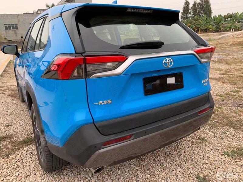 宝蓝色荣放的魅力好看又实用的车子