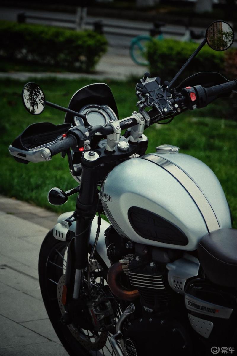 全国首台复古银凯旋1200xc新鲜出炉