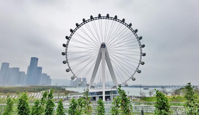 深圳宝安新开的【欢乐港湾】,围着大转轮拍各种造型.