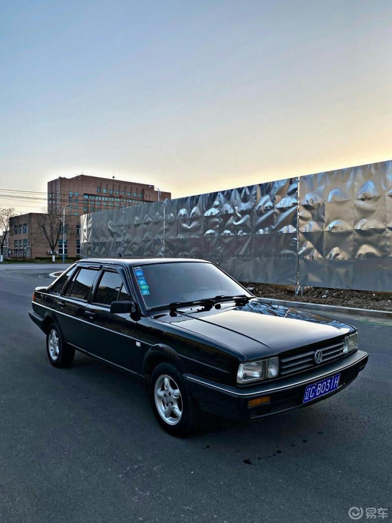 很经典的老车桑塔纳