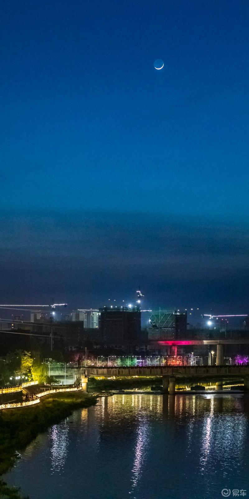 蓝色夜晚,一轮弯月当空挂!