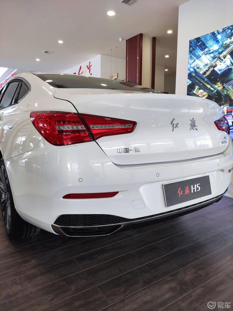 尾灯是led光源,双侧双排,侧面流线型_红旗h5社区_易车社区