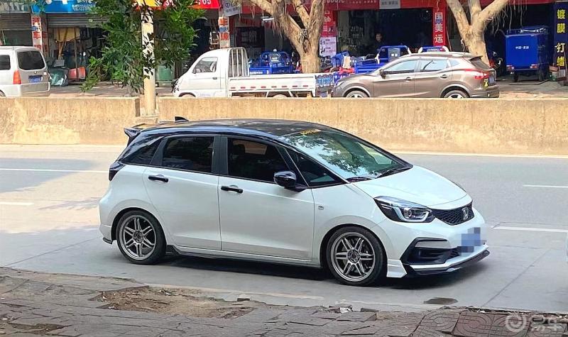 四代飞度gr9,一改三代犀利的造型,整体更加圆润,可以说是从追风少年