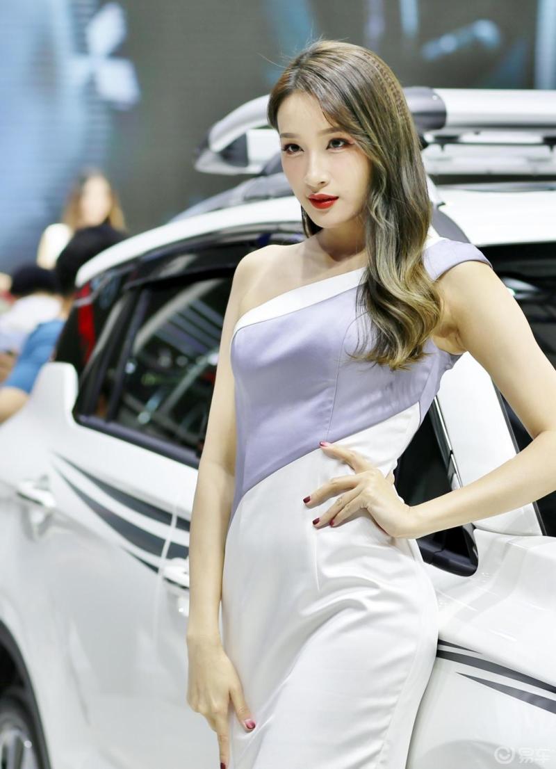 车展上的车模来了让你养养眼