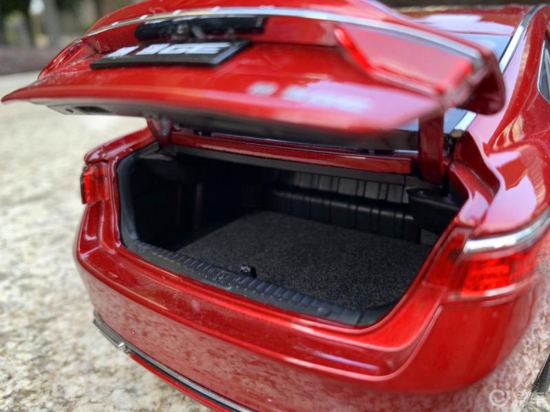 每日一帖吉利博瑞溜背式的车尾设计造型很好看传统的后备箱开启方式又