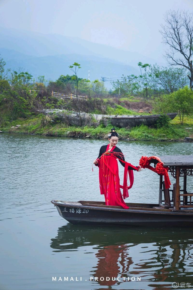 古装女子们乘坐摇橹船美成一副画
