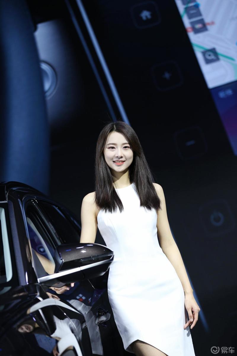 2021易起逛车展上海上海车展上的模特们很敬业