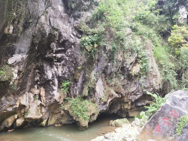 广东美景凌霄岩七彩绚丽的岩石