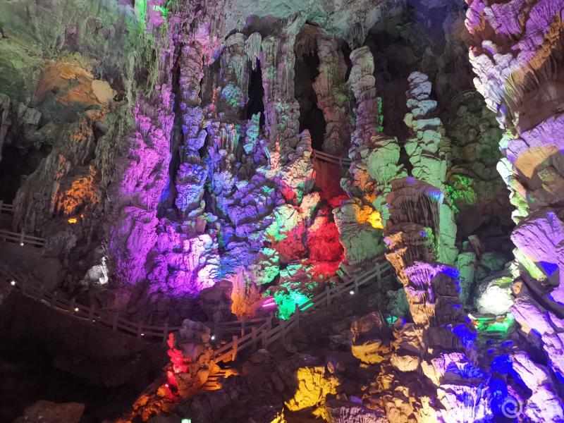 广东美景凌霄岩七彩绚丽的岩石