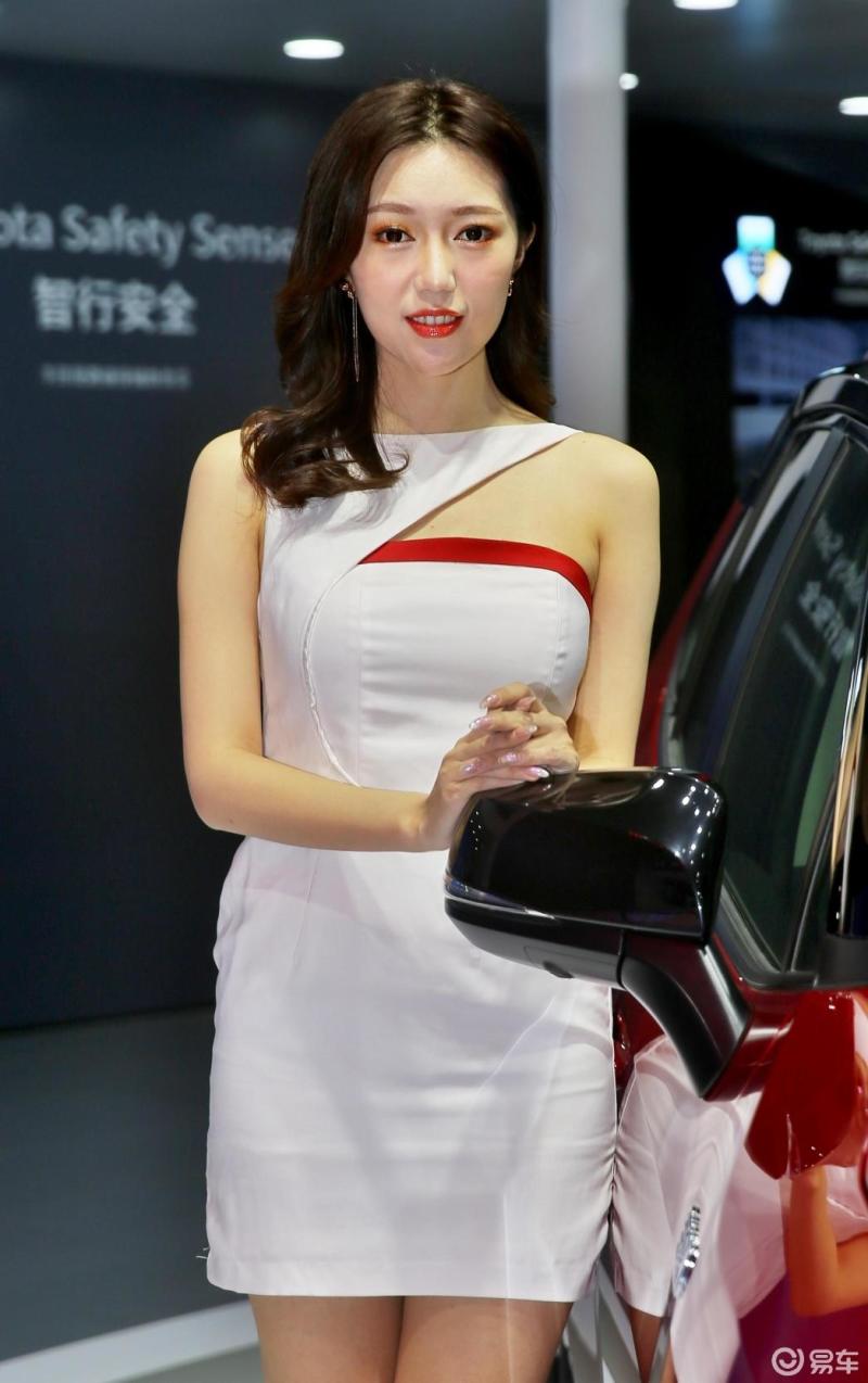 【车展上的美女车模1】美女大图分享给大家养养眼