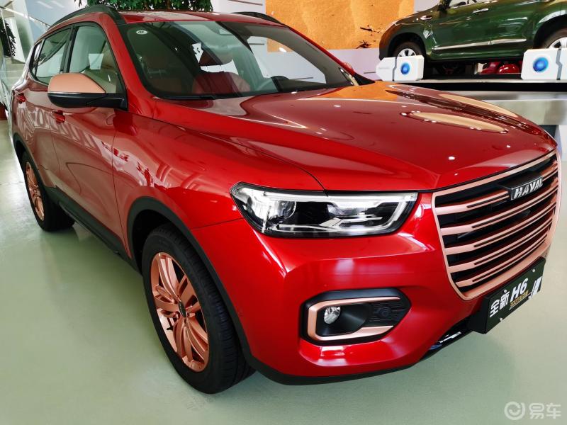 第300万辆的哈弗h6纪念版红色的车漆玫瑰金色的前换气格栅和轮毂彰显