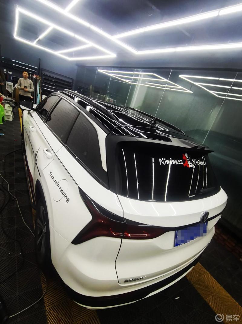 爱车story#改装发烧友,75plus白色车,贴膜悬浮车顶,悬浮车顶让这台车