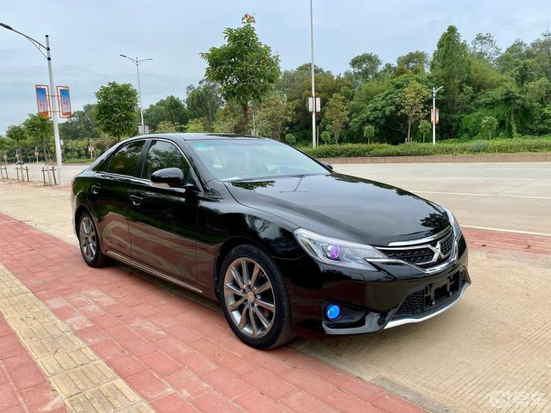 很帅气的黑色锐志