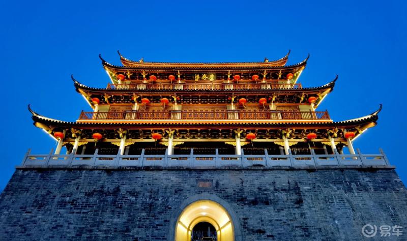 广东潮州广济楼在不同时间段背景衬托不一样的画面我特别喜欢蓝色时光