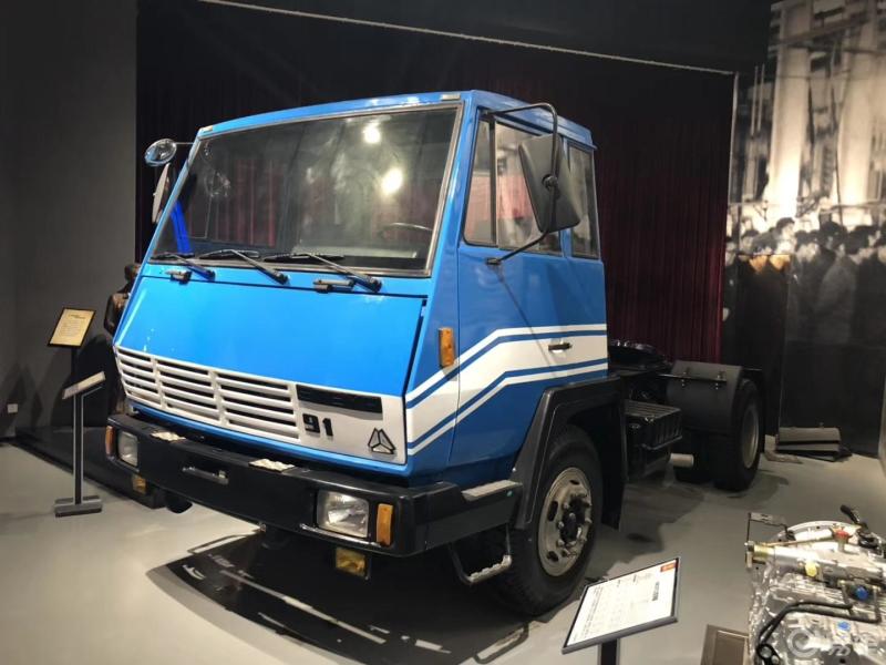 每日一帖#图1 中国第一辆重型汽车—黄河牌jn150型8吨重型汽车图2