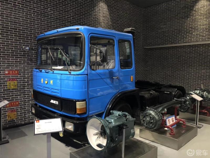 每日一帖#图1 中国第一辆重型汽车—黄河牌jn150型8吨重型汽车 2